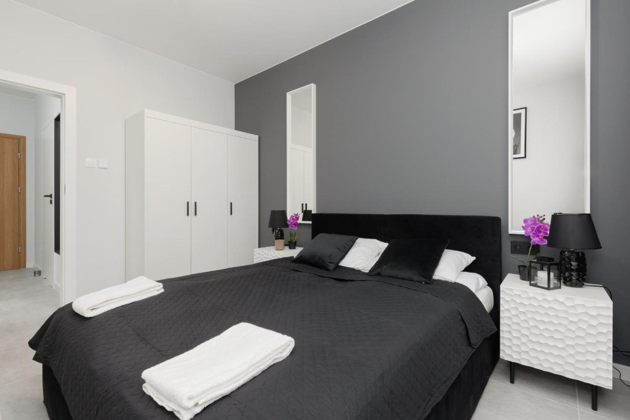 With Balcony By The Park In By Renters Prestige Apartament
