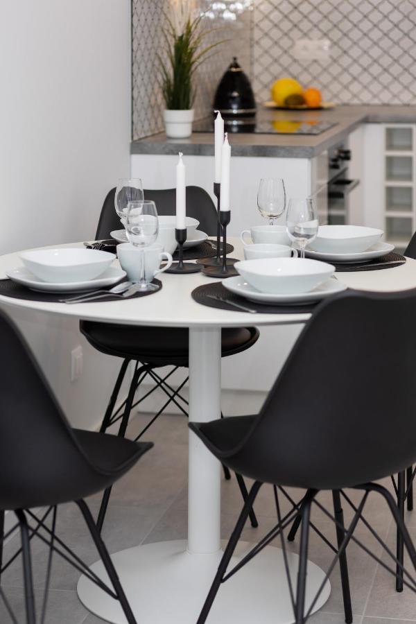 With Balcony By The Park In By Renters Prestige Apartament *